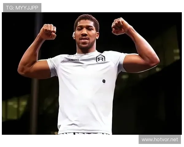 安东尼·约书亚机场背个小包，掏出来的东西能顶我十年工资