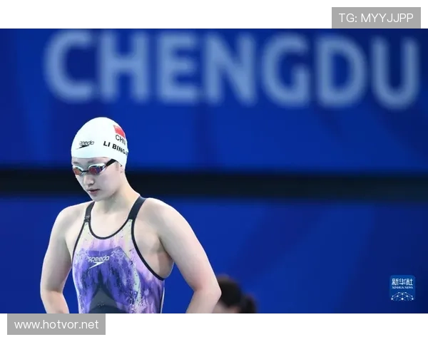 李冰洁随手一条围巾能值我半个月房租，逛个街看着像走秀