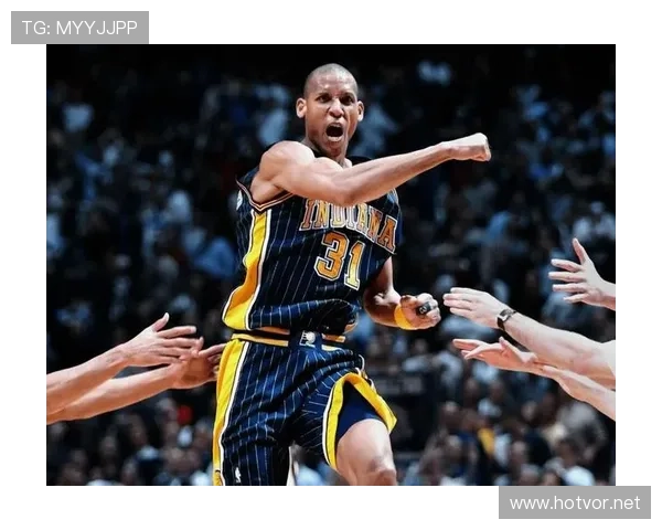 雷吉·米勒无球跑动拉开空间，三分效率改变比赛节奏